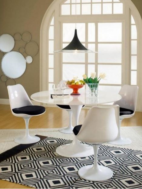 Tulip series, table and chairs by Eero Saarinen